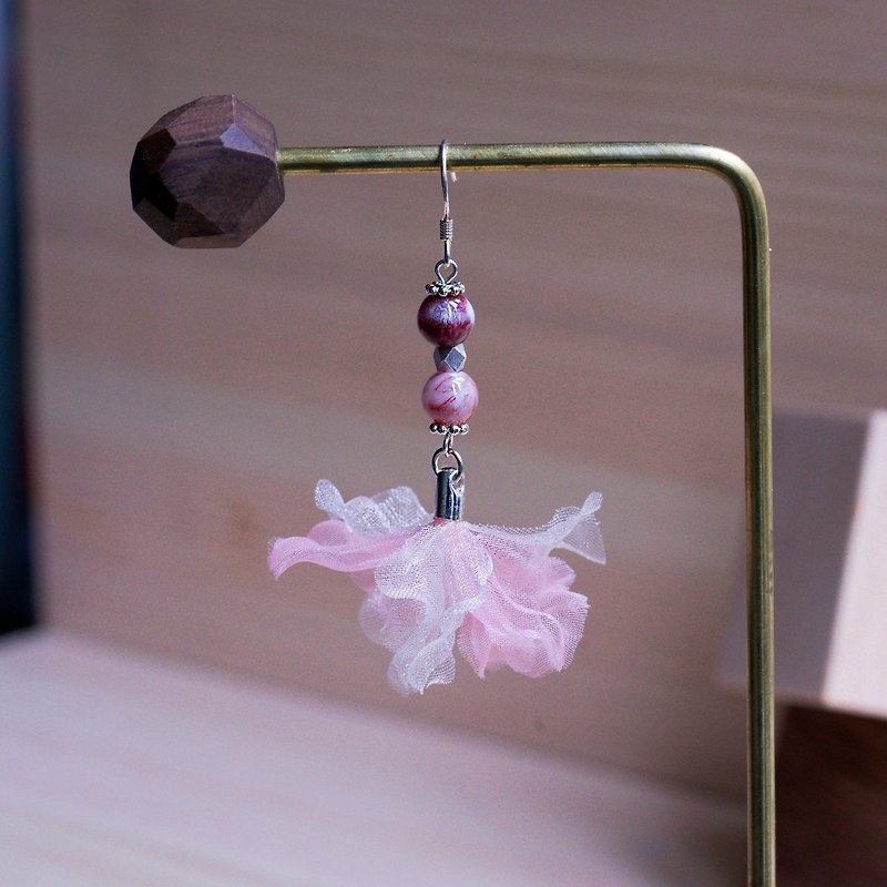 Mary | Charismatic Dangle Sterling Silver Floral Earrings - Fabric flower gifts - ต่างหู - วัสดุอื่นๆ สึชมพู