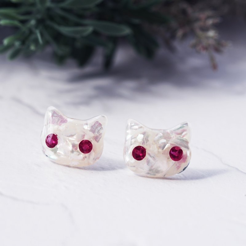 宝石の猫・ルビーとシェル・サージカルステンレス　アルビノ - ピアス・イヤリング - 宝石 ホワイト