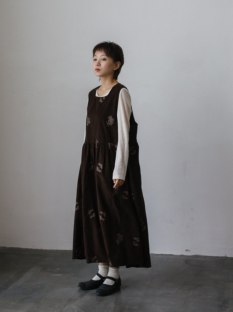 Fern Wild | Autumn and Winter Japanese Art Retro Niche Homemade Corduroy Embroidered Sleeveless Vest Dress - ชุดเดรส - ผ้าฝ้าย/ผ้าลินิน 