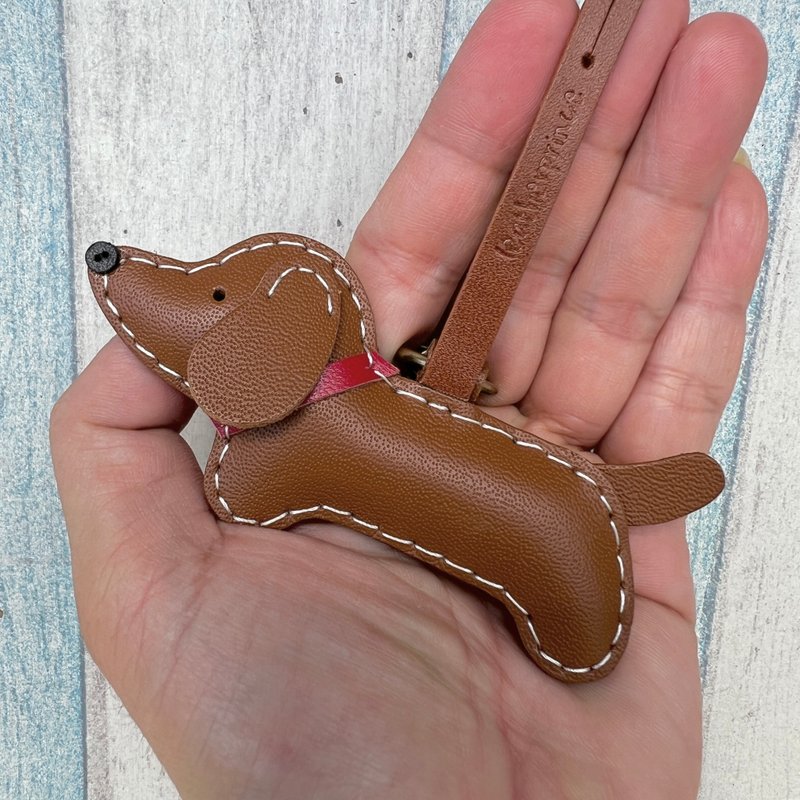 Small healing object, brown and cute dachshund, hand-stitched leather pendant, small size - พวงกุญแจ - หนังแท้ สีนำ้ตาล