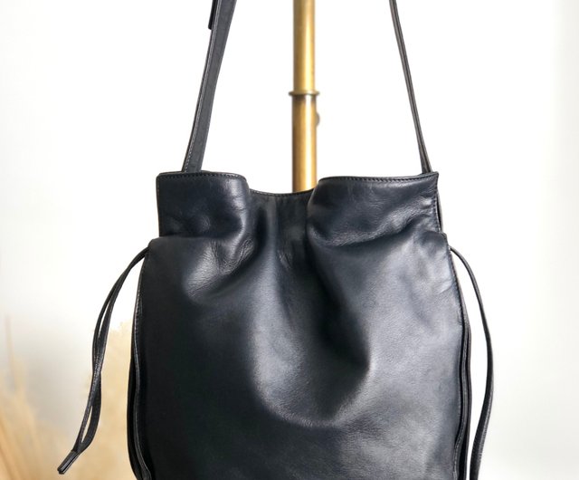 日本直送 名牌中古包 】LOEWE ロエベ ショルダーバッグ ブラック アナグラム ナッパレザー 巾着 vintage ヴィンテージ オールド  t74zic - ショップ VintageShop solo ショルダーバッグ - Pinkoi