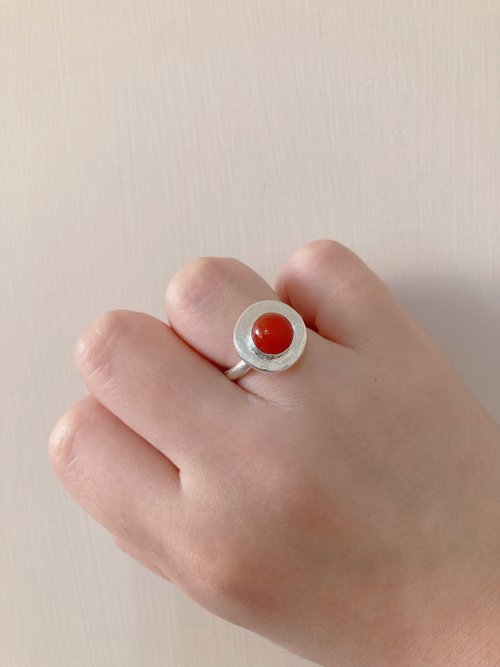 Buono。布歐若 手作客製化禮盒/婚禮小物 ||圓形戒臺鑲崁紅瑪瑙天然石||純銀戒指