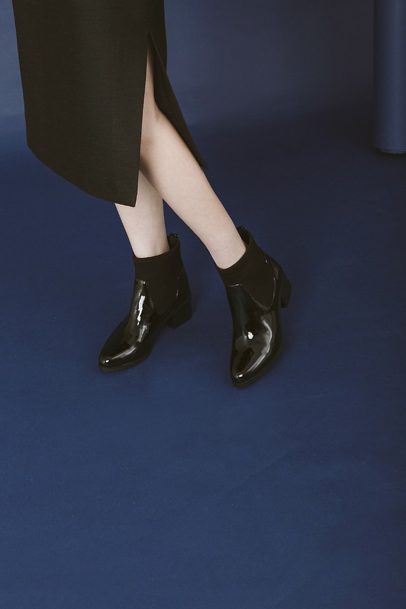 Bandage sock design leather short boots mirror black - รองเท้าบูทยาวผู้หญิง - หนังแท้ สีดำ