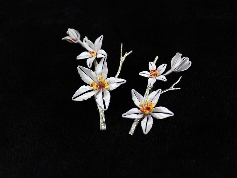 Tung Blossom Silver Brooch - Brooches - Other Materials White