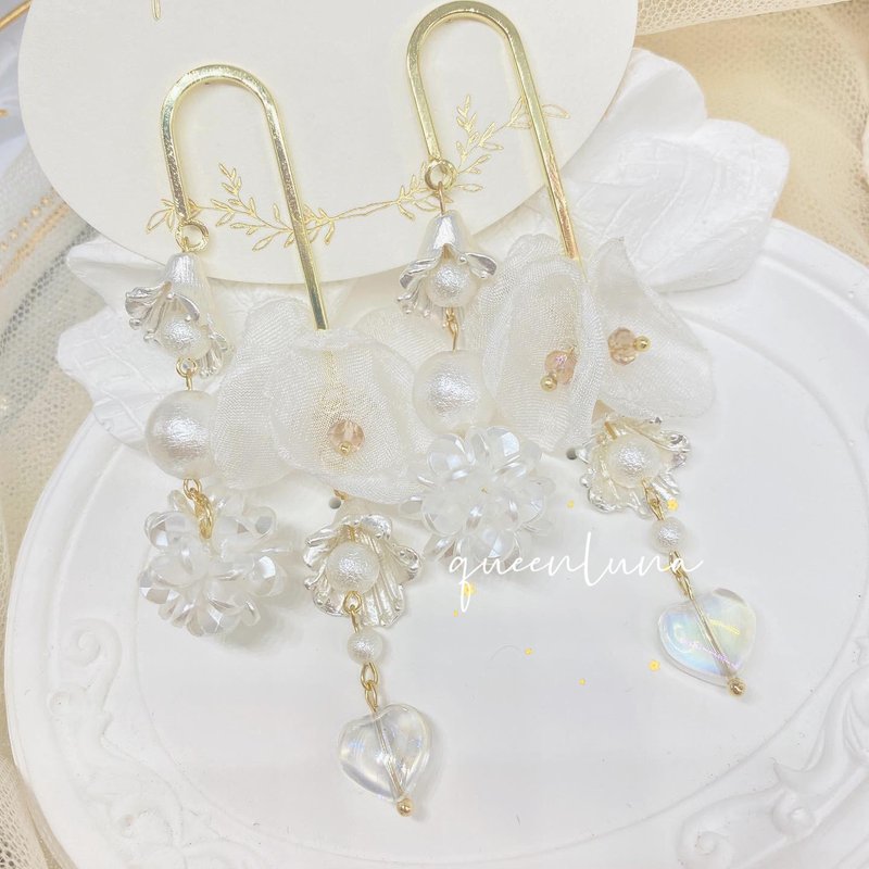 Long Heart Petal Pearl Earrings (Silver) - ต่างหู - โลหะ สีเงิน