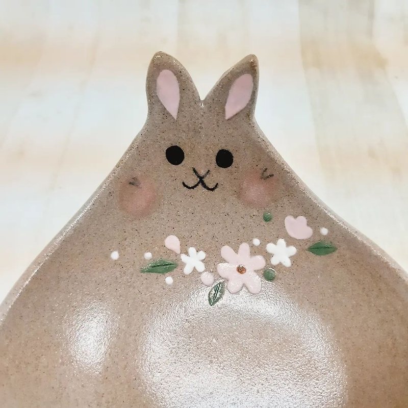 DoDo hand-made animal-shaped bowl-Huahua Rabbit Shallow Bowl (Tea) - Bowls - Pottery Brown