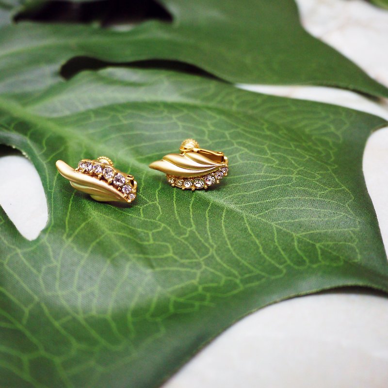 Fog golden elegant vintage ear clip - Earrings & Clip-ons - Other Metals Gold