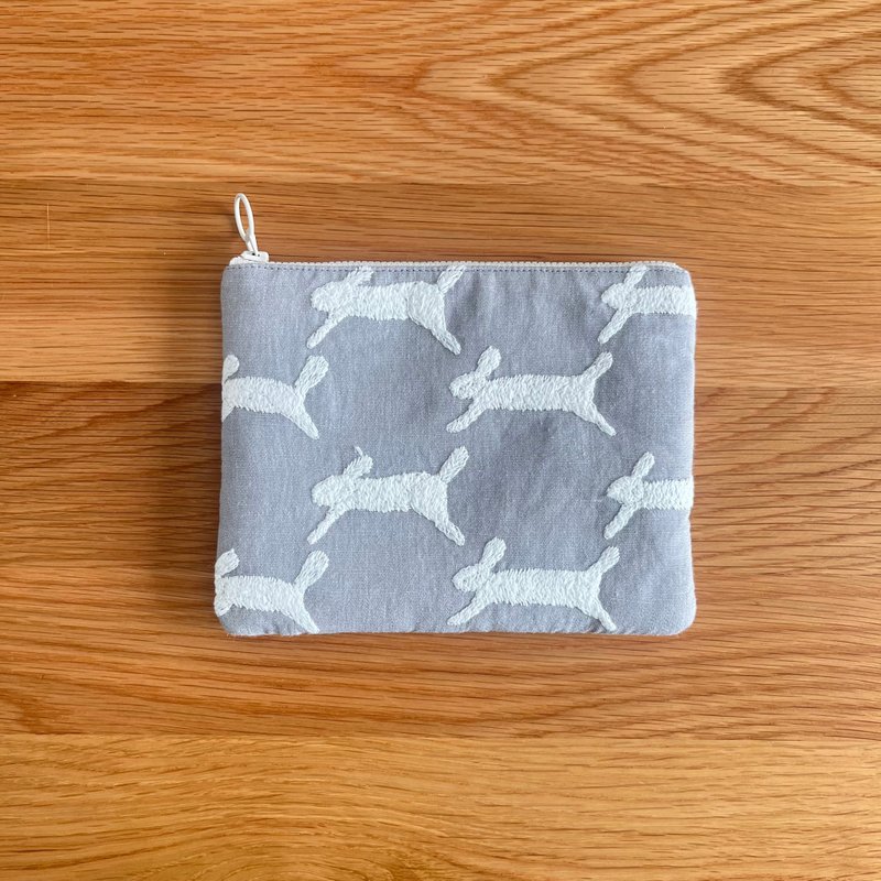 mina perhonen run run run うさぎ柄　刺繍ポーチ - 化妝包/收納袋 - 棉．麻 灰色