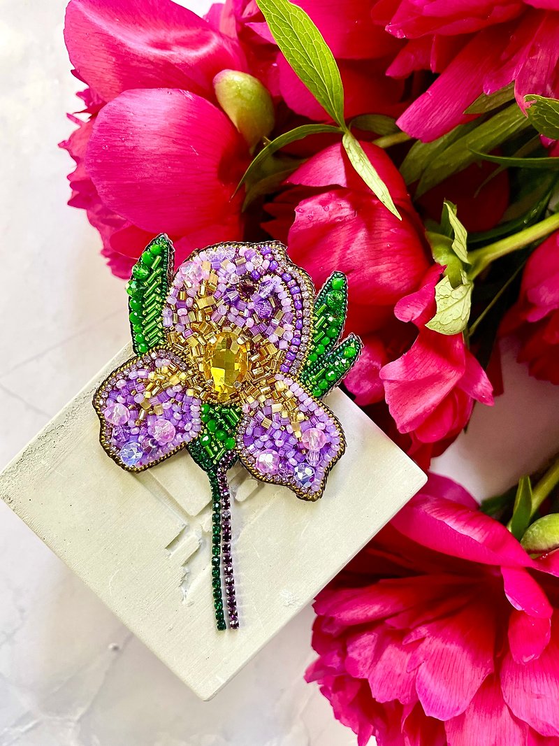 Iris Beaded Brooch, Handmade Embroidered Accessory, Pin Flower, Floral Brooch - 胸針 - 玻璃 紫色