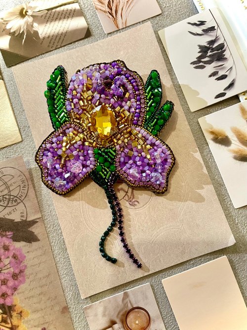 55☆ビーズ刺繍ブローチ フラワー ハンドメイド - アクセサリー