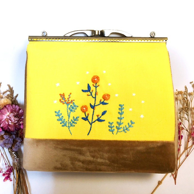 Embroidered flower word mouth gold bag - กระเป๋าแมสเซนเจอร์ - ผ้าฝ้าย/ผ้าลินิน ขาว