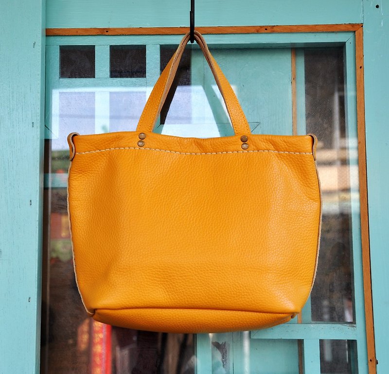 Windy and sunny picnic hand-held tote - thick yellow lychee soft leather - กระเป๋าถือ - หนังแท้ สีเหลือง