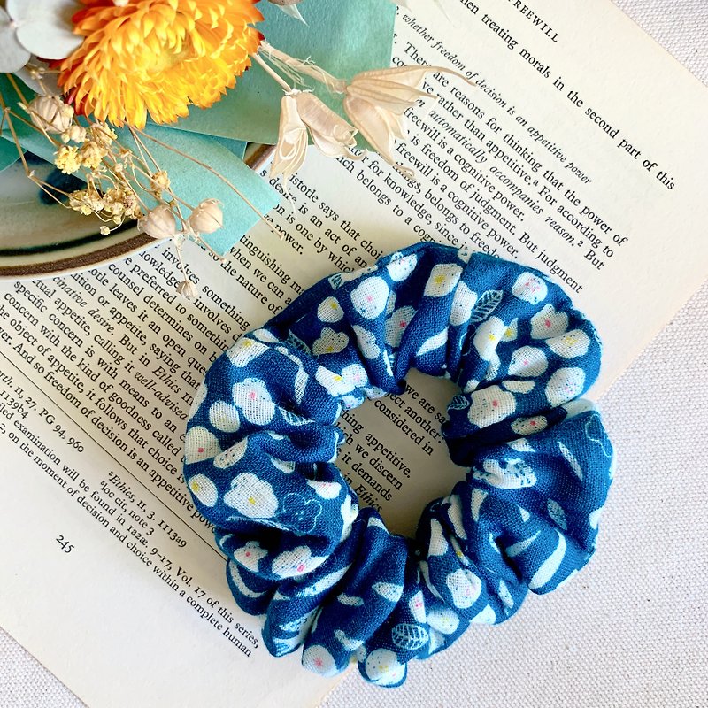 Flowers in the Wind - Donut Hair Scrunchie| - เครื่องประดับผม - ผ้าฝ้าย/ผ้าลินิน สีน้ำเงิน