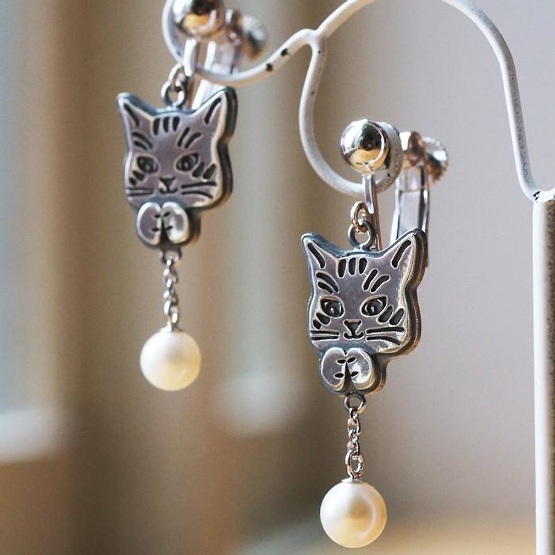 Cat Pearl clip-on earrings - ต่างหู - โลหะ สีเงิน