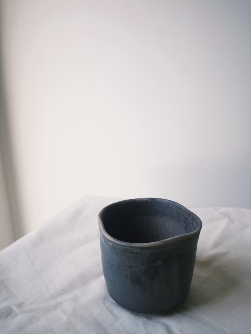 紫灰不規則茶杯 - 茶壺/茶杯/茶具 - 陶 黑色