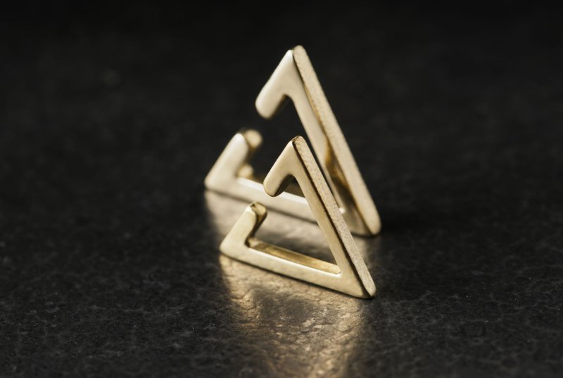 Constructivism 結構主義 三角黃銅耳扣 Triangle EarCuff - 耳環/耳夾/耳骨夾 - 銅/黃銅 金色
