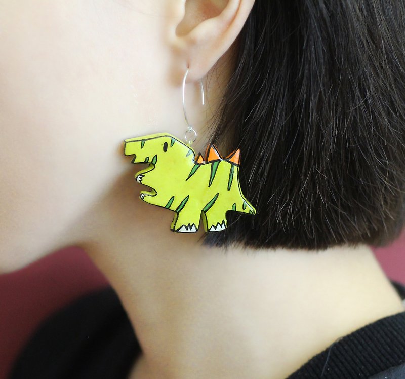 【Baa Baa Dragon】Hand-painted earrings - Earrings & Clip-ons - Clay Green