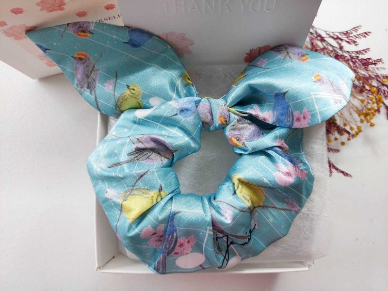 Jennie Tsai -Turquoise Note Bird Illustration-Small Donut Bow Hair Tie Mother's Day Gift - เครื่องประดับผม - ผ้าไหม 