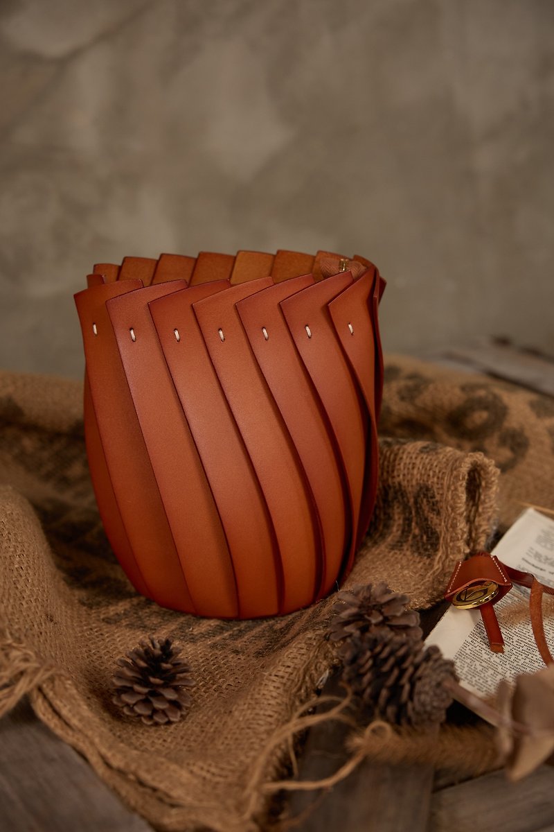 植鞣革水桶包 瑪德蓮 純手工縫製 通勤腋下包 斜背包 - 水桶包/束口袋 - 真皮 橘色