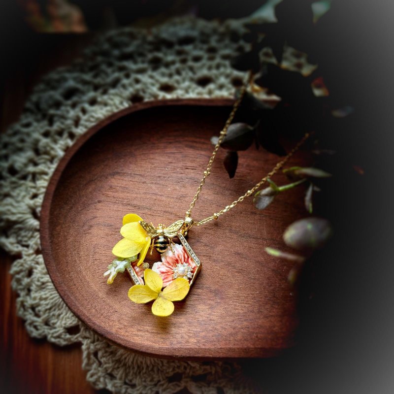 Little bee enamel real flower pendant - Necklaces - Plants & Flowers Yellow