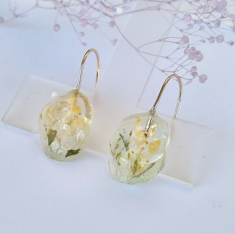 Mimosa Mineral Earrings Mentha Green - ต่างหู - พืช/ดอกไม้ สีเหลือง
