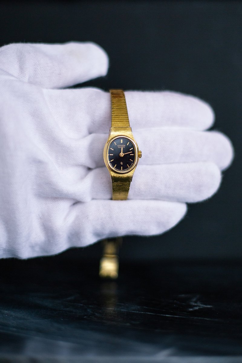 （売り切れ）シチズンブラックダイヤルオーバルゴールドクォーツウォッチダイアル台湾ハンドストラップ - 腕時計 - その他の素材 ゴールド