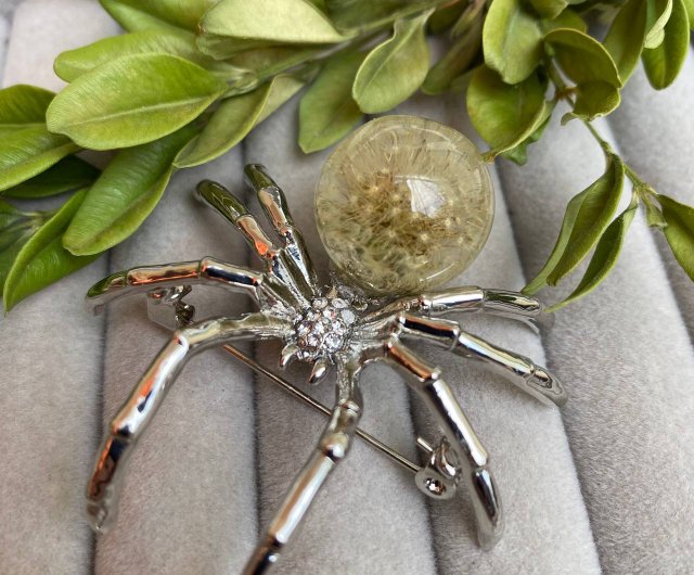 Spider brooch, spider jewelry, spider pin, resin jewelry - Shop AlexArtRoom  Brooches - Pinkoi