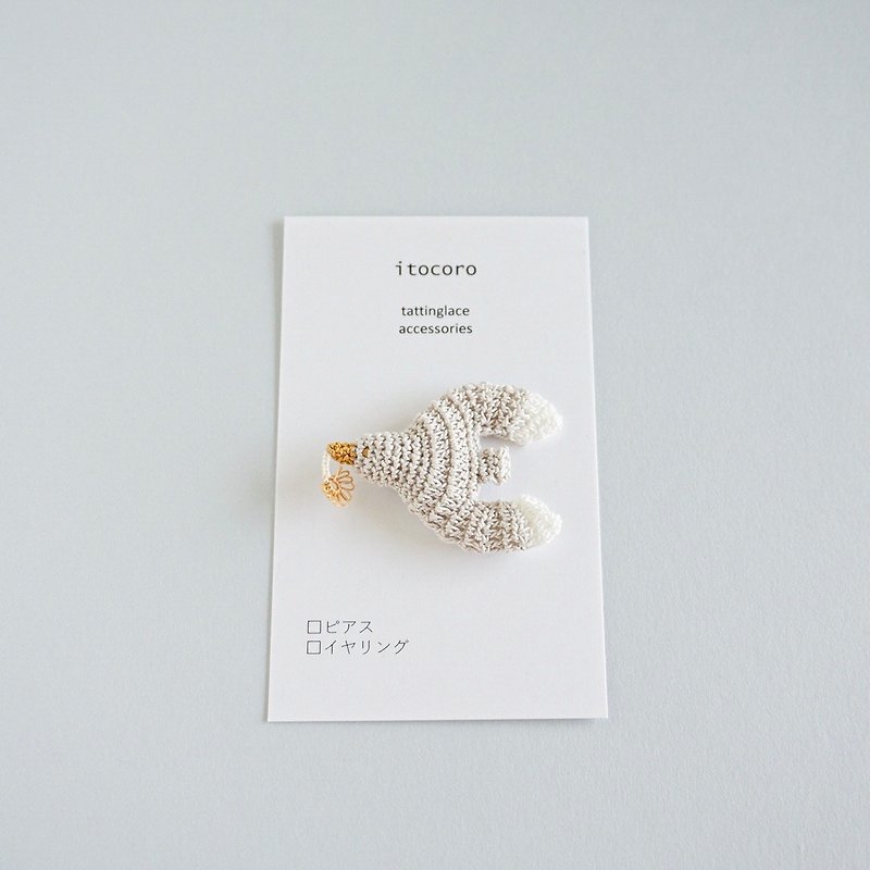 Seagull brooch carrying flower lover Gray x white - Brooches - Cotton & Hemp Gray