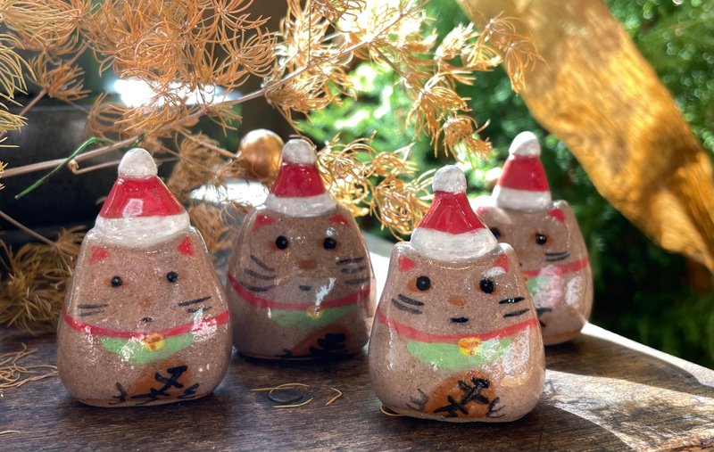 【物喜工作室】手作聖誕帽黑面招財貓小公仔 - 裝飾/擺設  - 陶 咖啡色