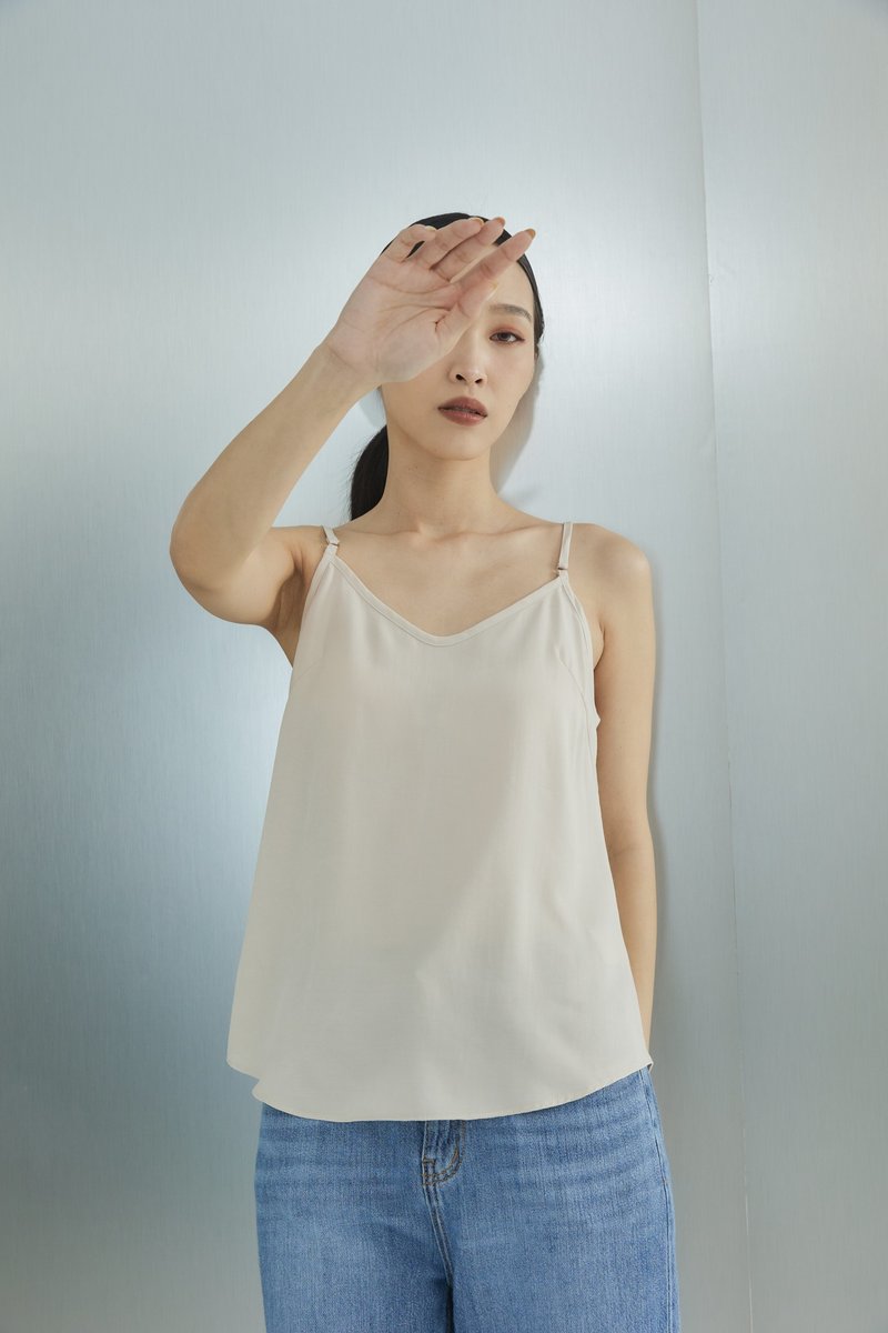 [Brand original] Lily silky thin shoulder vest with gentle apricot - เสื้อกั๊กผู้หญิง - ไฟเบอร์อื่นๆ สีกากี