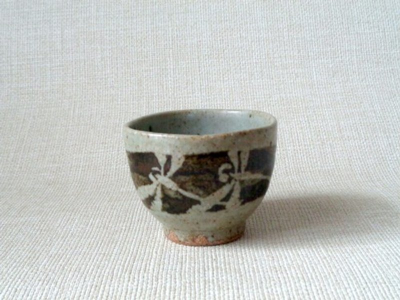 Teacup with dragonfly motif a - ถ้วย - ดินเผา สีเทา