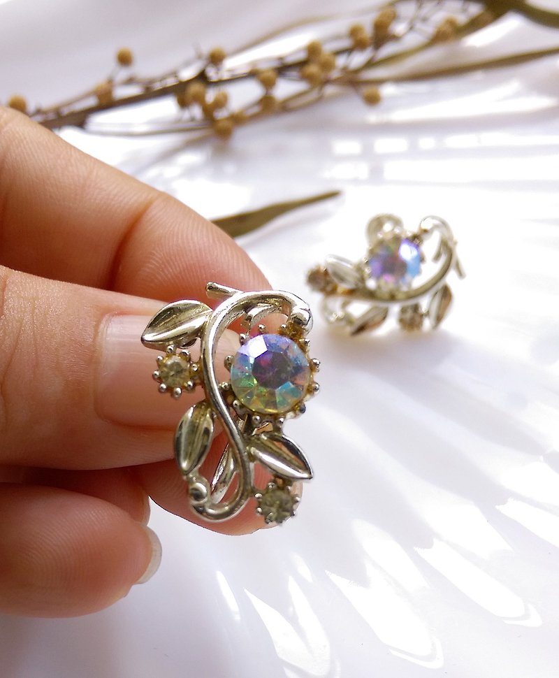[Western antique jewelry / old age] CORO single rhine flower leaf bolt earrings - ต่างหู - โลหะ สีทอง