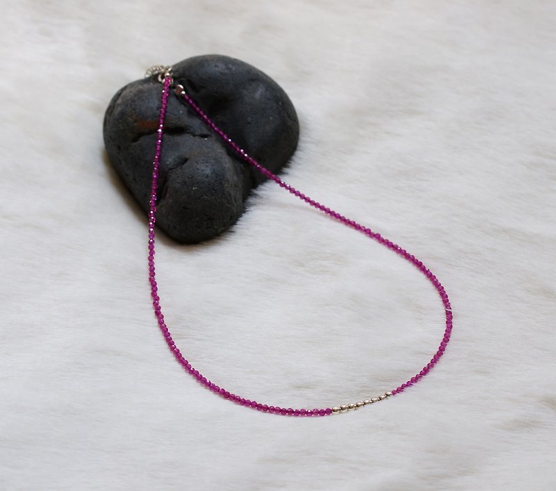 Faceted Red Corundum Silver 925 Necklace with Linear Memory Alloy - สร้อยคอ - เครื่องเพชรพลอย สีแดง