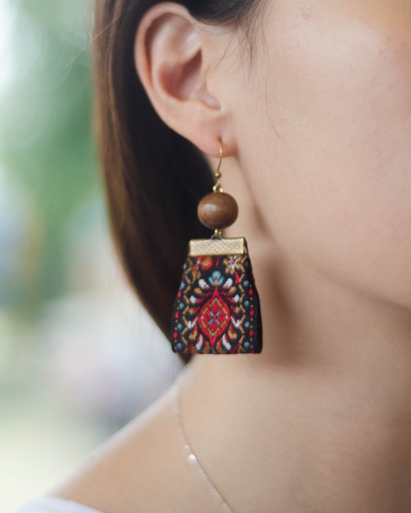 [Walnut] dark red retro ribbon earrings, wooden beads, Bronze ear hook, adjustable Clip-On