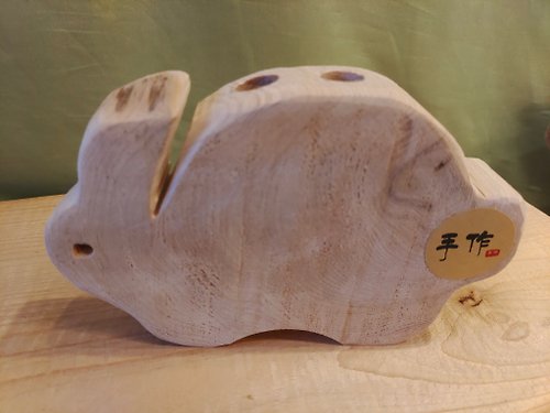 176木作設計工坊 兔年報喜手刻台檜兔子筆插