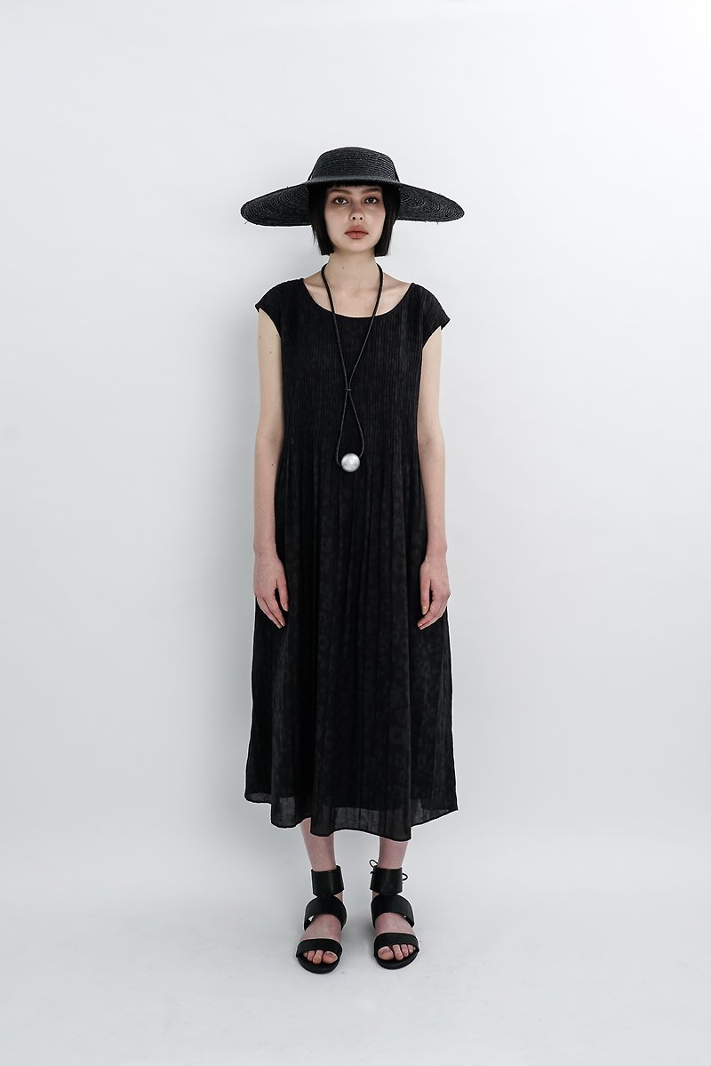 The sleeves are embossed in sections. Black silk cotton dress. Spring Summer | Ysanne - ชุดเดรส - ผ้าฝ้าย/ผ้าลินิน สีดำ