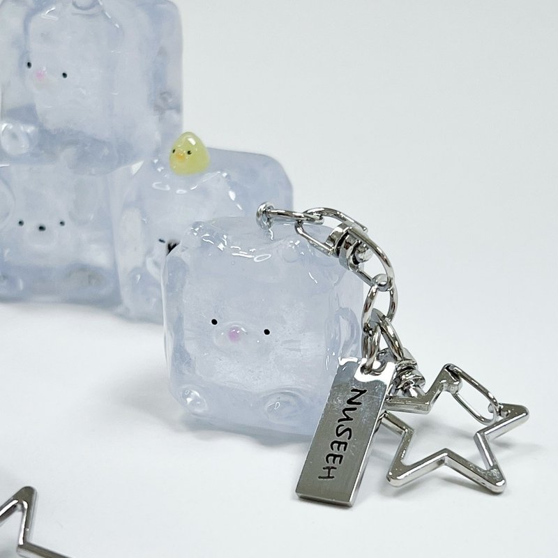 Suspicious Ice Keychain – Handmade Resin Ice Cube with Cute Faces - 鑰匙圈/鑰匙包 - 其他金屬 