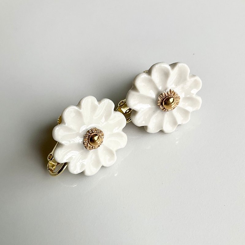 Clip-on White Flower lover - Earrings & Clip-ons - Pottery White