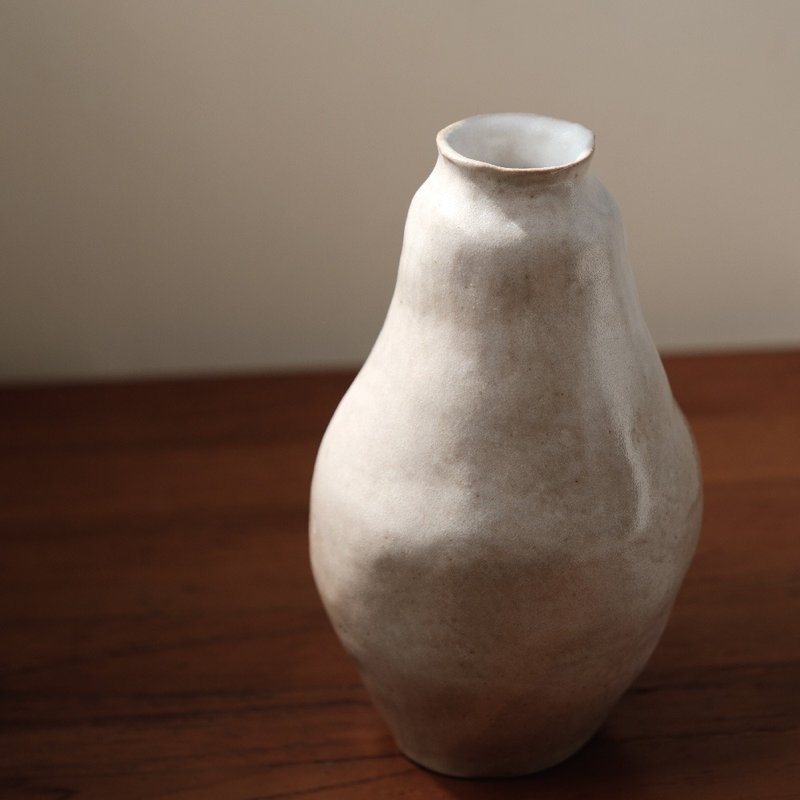 【Chiao】 Hand-made flower vase - Pottery & Ceramics - Pottery White