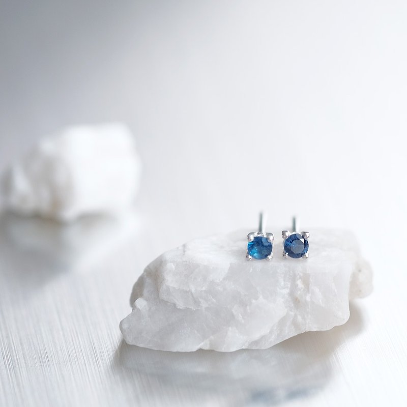 Single sapphire earrings Silver 925 - ต่างหู - โลหะ สีน้ำเงิน