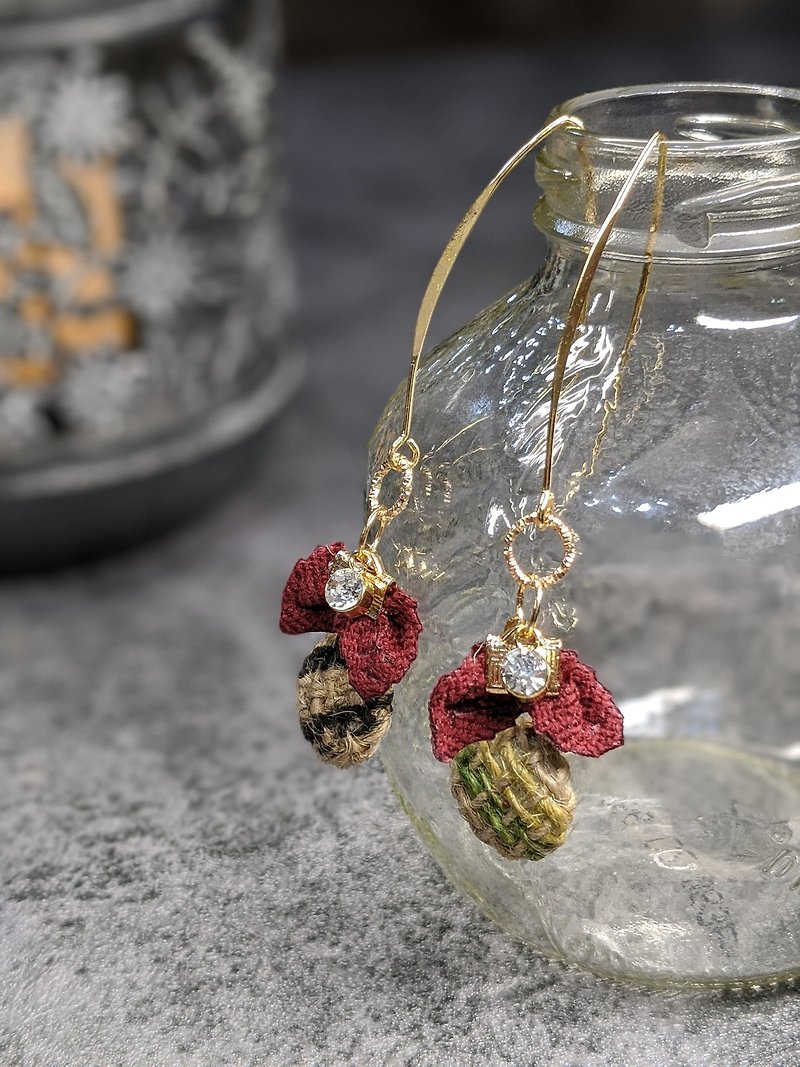 Feast Series Mistletoe Wreath Earrings Clip-On Customized Christmas Exchange Gifts - ต่างหู - โลหะ สีเขียว