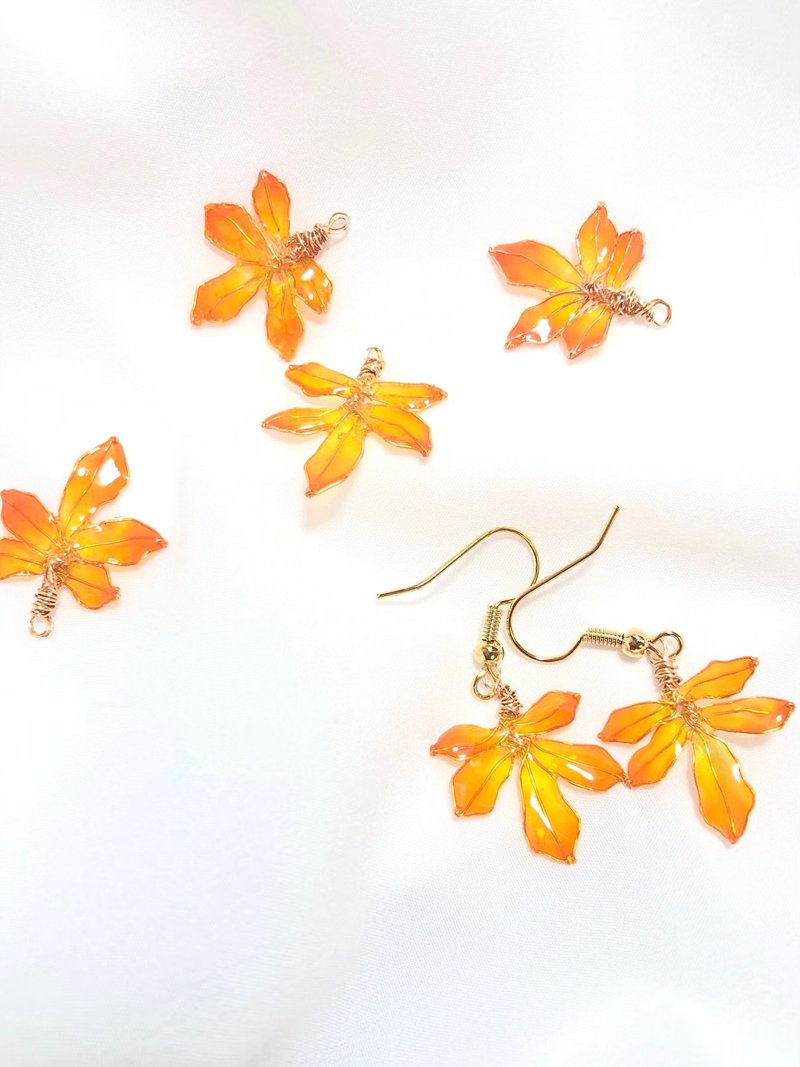 Early autumn hand-made maple leaf pendant earrings - ต่างหู - โลหะ สีแดง