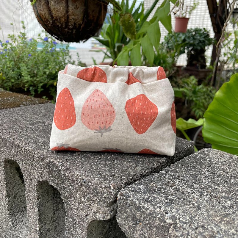 [Handmade] Cute Strawberry Shrapnel Kiss Lock Bag Cosmetic Bag Wallet Storage Bag - กระเป๋าเครื่องสำอาง - ผ้าฝ้าย/ผ้าลินิน สีน้ำเงิน