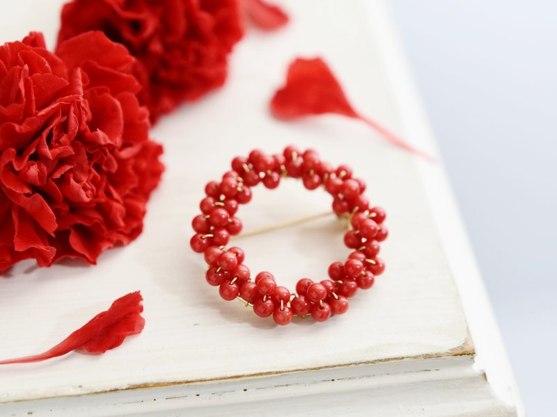 [Brooch, S size] Red coral and red nut wreath - Brooches - Gemstone Red