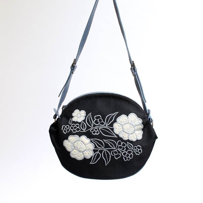 Retro flower embroidery · shoulder bag - กระเป๋าแมสเซนเจอร์ - หนังแท้ สีดำ