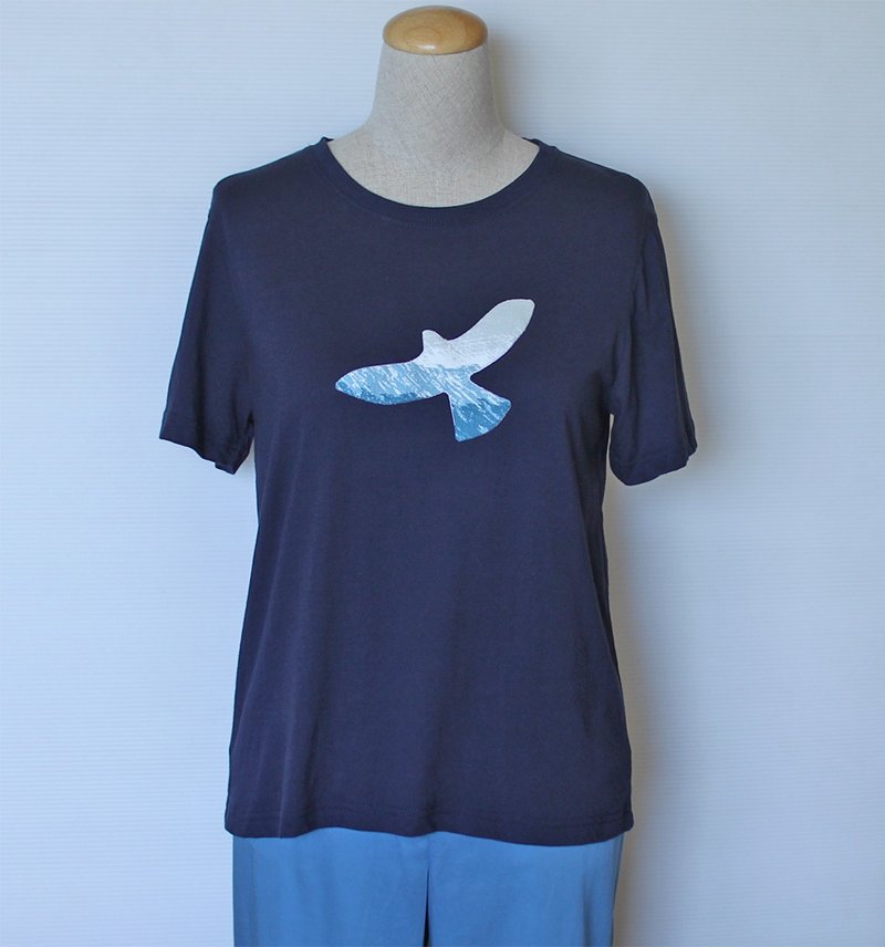 飛翔老鷹微寬鬆短版短袖T-shirt - 女 T 恤 - 棉．麻 藍色