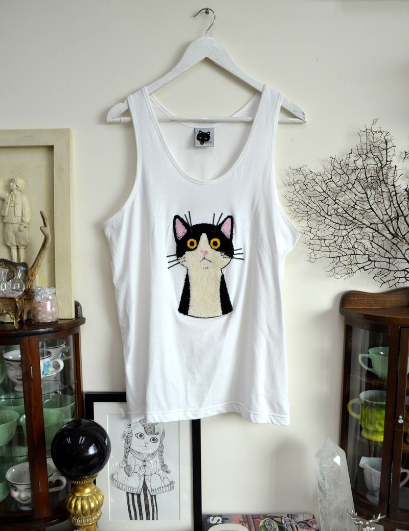 Men's black and white cat fur embroidery into the shoulder white vest - Men's Tank Tops & Vests - Cotton & Hemp White