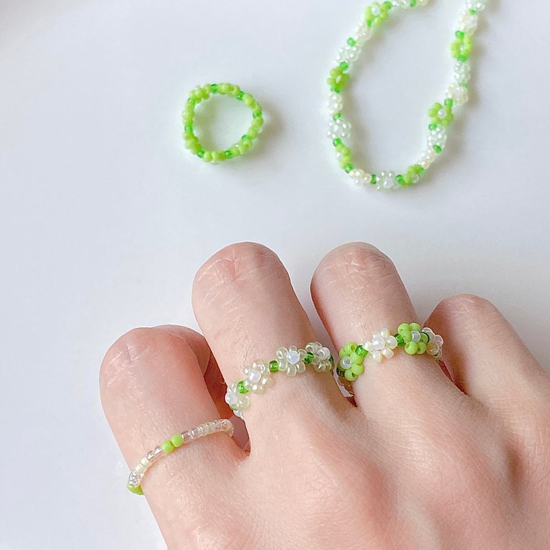 Beaded Flower Ring Green grape Collection (4.3-6.3cm) - 戒指 - 其他材質 多色