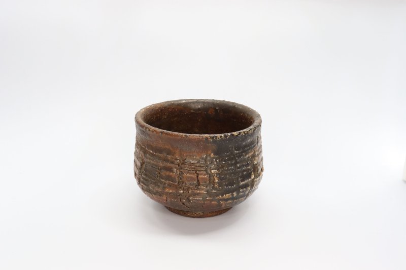 Firewood fired unglazed small tea cup with natural falling ash and cracking - ถ้วย - ดินเผา 