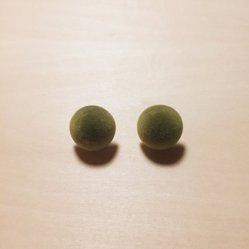 復古橄欖綠絨布丸子耳環 - 耳環/耳夾/耳骨夾 - 其他材質 綠色